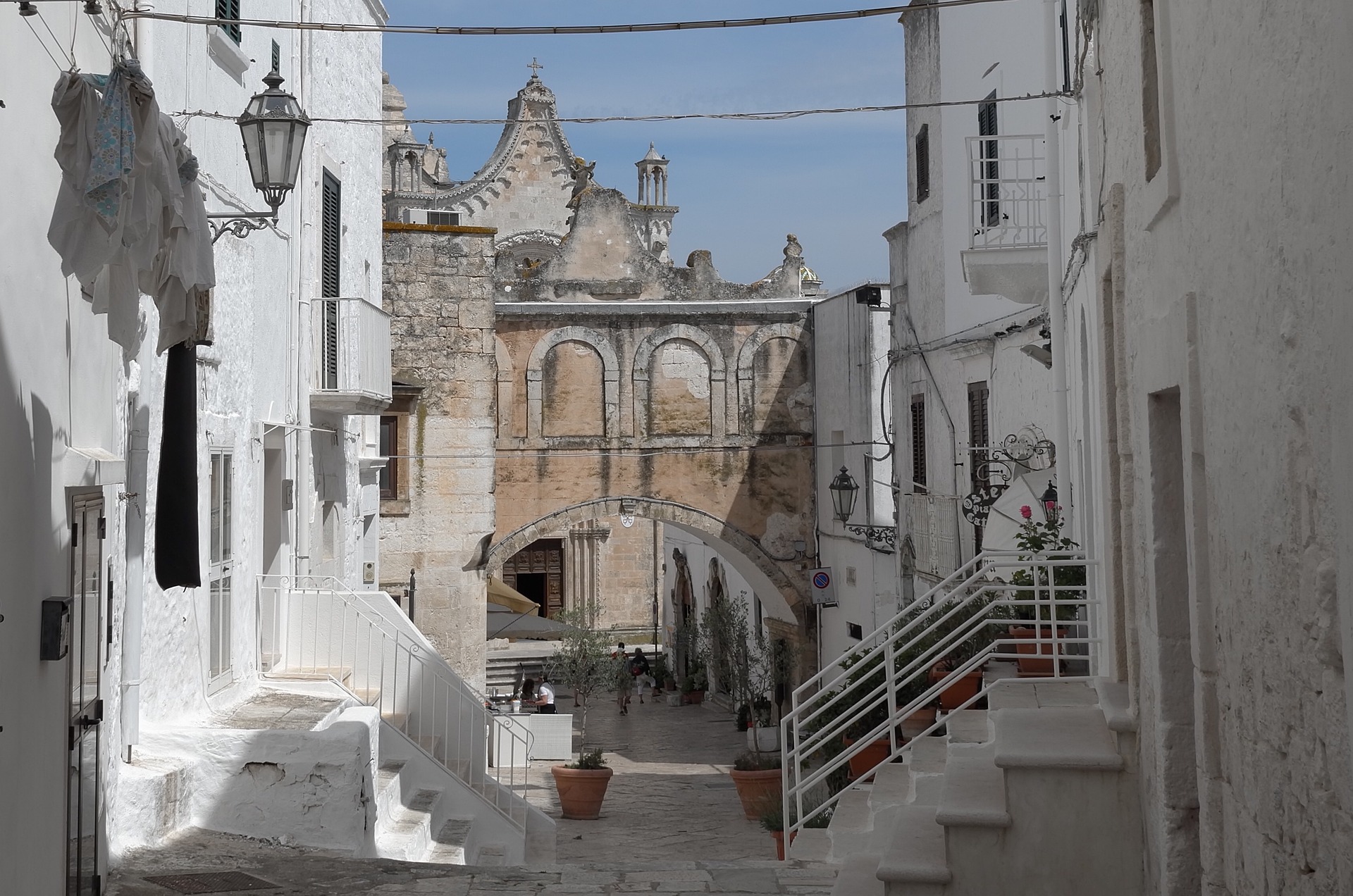 Scopri la magia di Ostuni: il centro storico della Città Bianca e la splendida costa